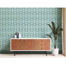 Kamer met patroonbehang, dressoir en kamerplant