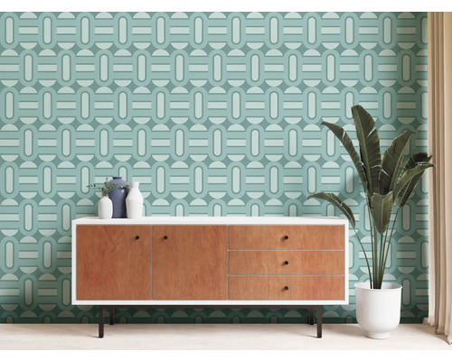 Kamer met patroonbehang, dressoir en kamerplant