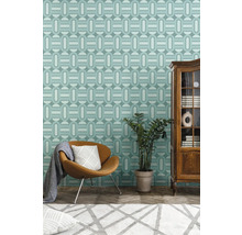 Kamer met retro behang, fauteuil, kamerplant, vloerkleed en glazen kast