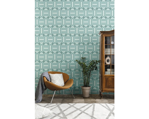 Kamer met retro behang, fauteuil, kamerplant, vloerkleed en glazen kast