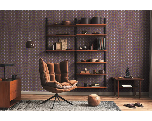 Woonkamer met fauteuil, rek en behang met patroon