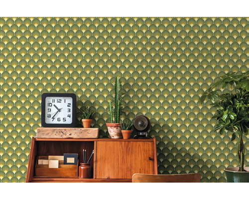 Decoratieve wandbekleding met patroonbehang en vintage meubels in een woonkamer
