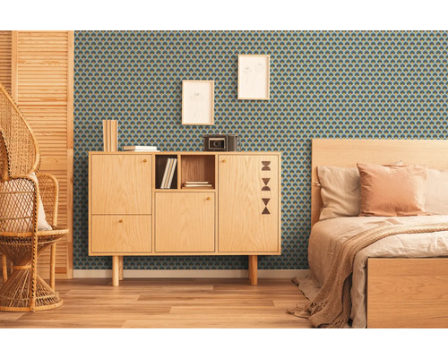 Woonkamer met patroonbehang, houten kast en bed