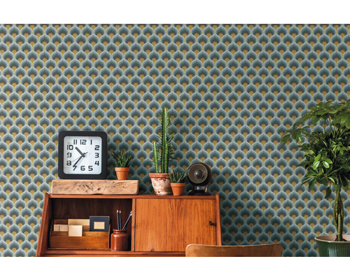 Kantoor met retro behang met geometrisch patroon, klok, planten en houten kast