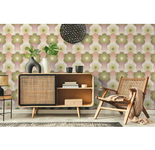 Inrichtingsvoorbeeld met patroonbehang, commode en fauteuil