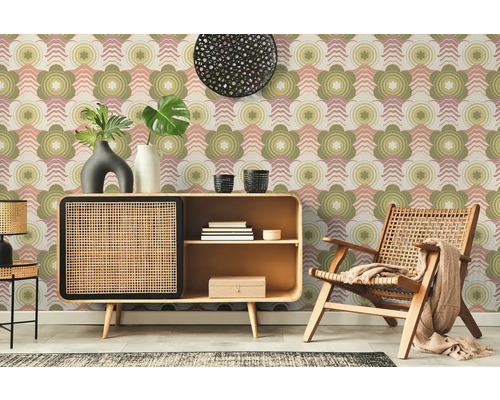 Inrichtingsvoorbeeld met patroonbehang, commode en fauteuil