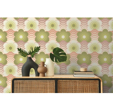 Decoratief behang met bloemmotief achter een kast