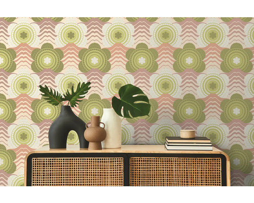 Decoratief behang met bloemmotief achter een kast