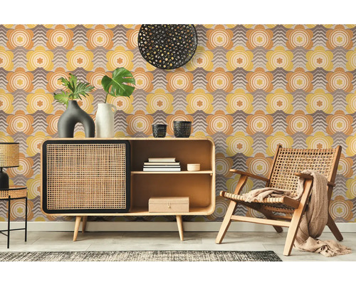 Woonkamer met patroonbehang, dressoir en fauteuil