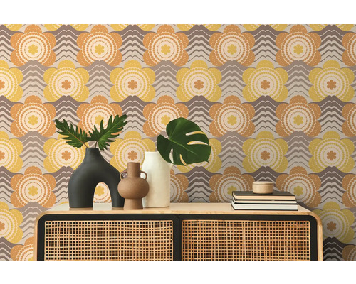 Behang met bloemmotief, gecombineerd met decoratieve vazen op een kast