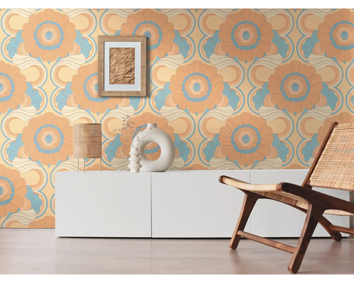 Scene met patroonbehang, dressoir en stoel