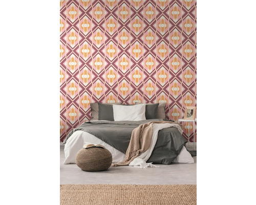 Slaapkamer met retro behang met geometrisch patroon