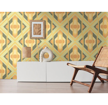 Kamerweergave met behang met patroon, dressoir, decoratie en stoel