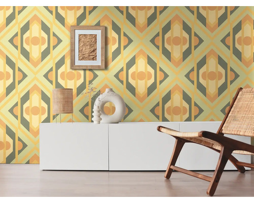 Kamerweergave met behang met patroon, dressoir, decoratie en stoel