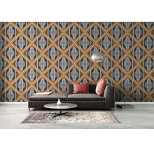 Woonkamer met retro design behang, bank, vloerkleed en staande lamp