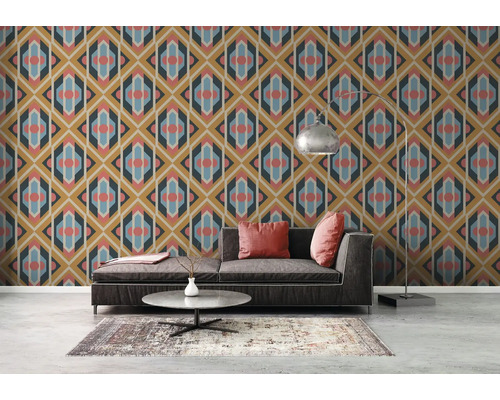 Woonkamer met retro design behang, bank, vloerkleed en staande lamp