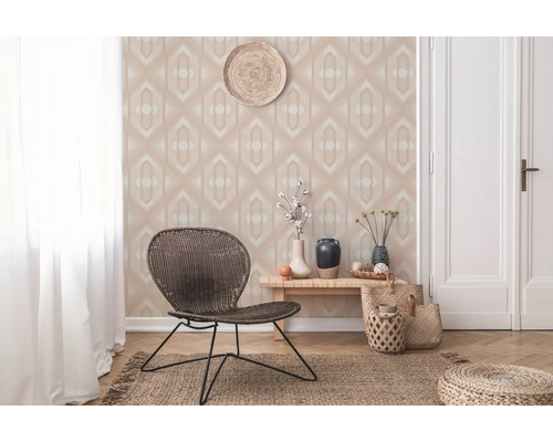 Decoratieve woonkamer met patroonbehang, rotan stoel en houten vloer