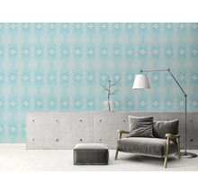 Woonkamer met fauteuil, lamp en behang met patroon