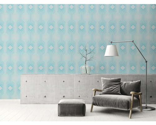 Woonkamer met fauteuil, lamp en behang met patroon