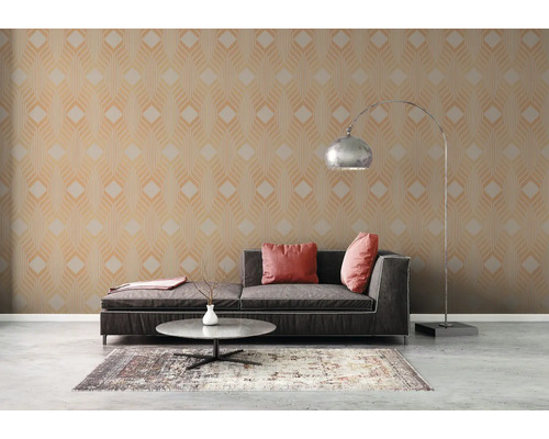 Woonkamer met patroonbehang, bank en vloerlamp