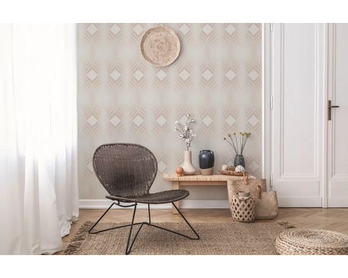 Interieur met geometrisch behang, rotan stoel en decoratieve objecten