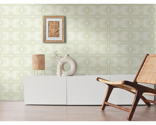 Woonkamer met patroonbehang, dressoir, decoratie en houten stoel