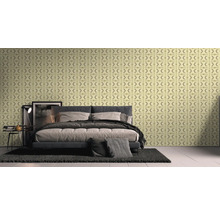 Slaapkamer met patroonbehang, bed, nachtlamp en decoratie