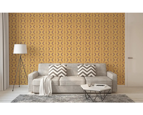 Woonkamer met patroonbehang, bank, tapijt en vloerlamp