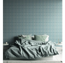 Slaapkamer met bed en blauw patroonbehang