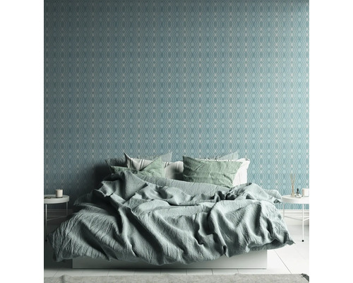 Slaapkamer met bed en blauw patroonbehang