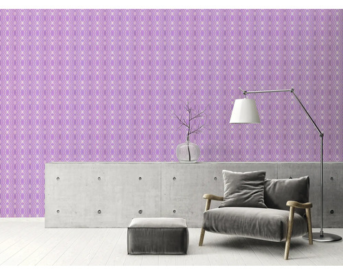 Kamerimpressie met patroonbehang, fauteuil, vloerlamp en decoratie