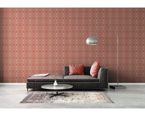 Woonkamer met behang met motief, bank, staande lamp en vloerkleed