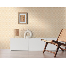 Woonkamer met patroonbehang, dressoir, decoratieve objecten, fotolijst en houten stoel