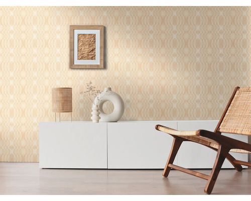 Woonkamer met patroonbehang, dressoir, decoratieve objecten, fotolijst en houten stoel