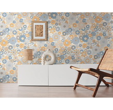 Scene met een bloemenbehang, een schilderij aan de muur, een lamp en een stoel