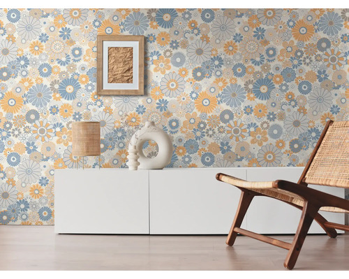 Scene met een bloemenbehang, een schilderij aan de muur, een lamp en een stoel