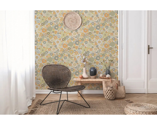 Decoratieve kamer met behang met bloemmotief, rotan stoel en gevlochten tapijt