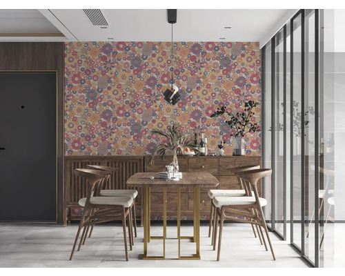 Eetkamer met eettafel, stoelen en bloemenbehang