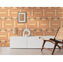 Woonkamer met retrobehang, dressoir en houten stoel