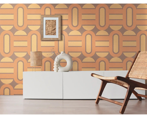 Woonkamer met retrobehang, dressoir en houten stoel