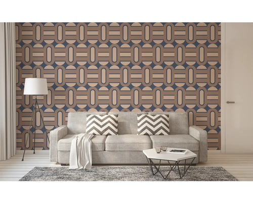 Woonkamer met bank, vloerkleed, vloerlamp en behang met motief