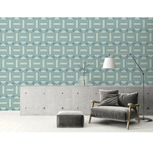 Woonkamer met retro behang, fauteuil en vloerlamp.