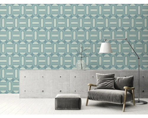 Woonkamer met retro behang, fauteuil en vloerlamp.