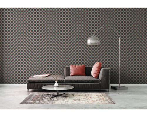 Woonkamer met modern, patroonbehang, bank en vloerlamp