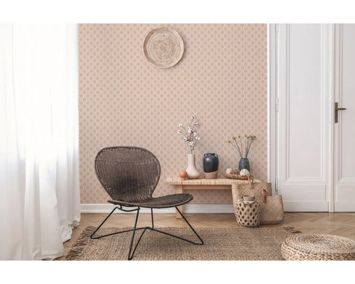 Decoratief interieur met rotan stoel, patroonbehang en houten vloer