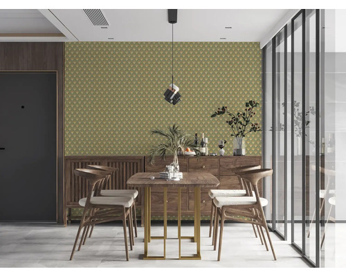 Eetkamer met patroonbehang, houten tafel en stoelen.