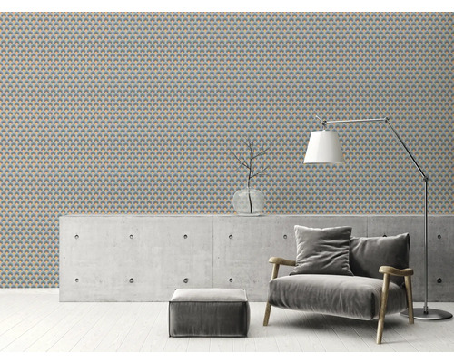 Woonkamer met behang met patroon, fauteuil, vloerlamp en betonnen muur