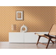 Woonkamer met patroonbehang, wit dressoir en houten stoel