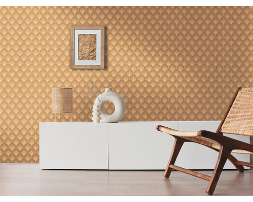 Woonkamer met patroonbehang, wit dressoir en houten stoel