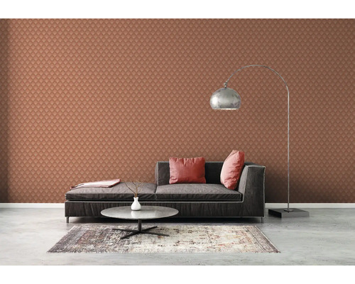 Woonkamer met patroonbehang, bank, staande lamp en vloerkleed